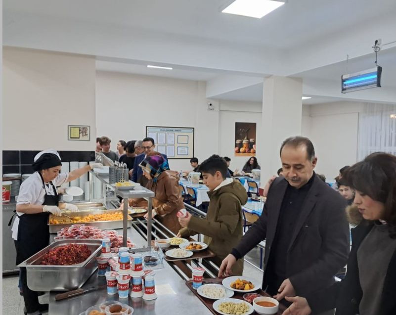 Lise öğrencileriyle iftar programında bir araya gelen Bandırma Kaymakamı ve