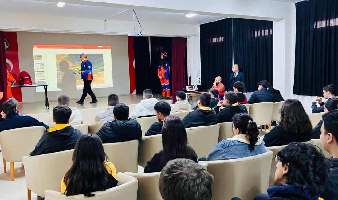 Erdek’te minik öğrencilere Afet Farkındalık Eğitimi 911 Arama Kurtarma Derneği ve AFAD eğitmenleri tarafından Erdek Halitpaşa