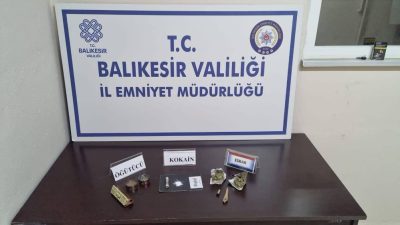 Erdek’te polis ekipleri tarafından gerçekleştirilen uygulamada, iki farklı araçta uyuşturucu