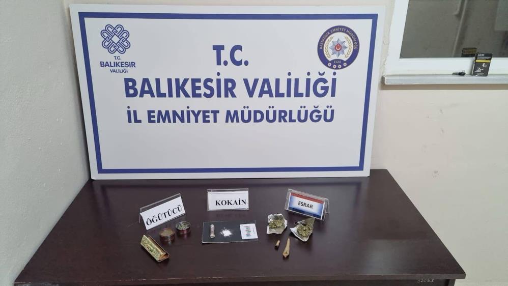Erdek’te uyuşturucu operasyonu: 2 şüpheli gözaltına alındı Erdek’te polis ekipleri tarafından gerçekleştirilen uygulamada, iki farklı araçta uyuşturucu