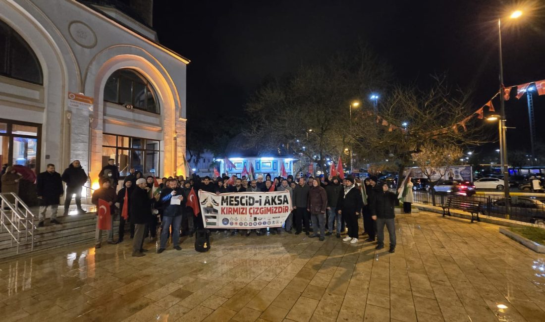 Bandırma’da Filistin’e destek eylemi Bandırma Sivil Toplum Kuruluşları Birliği öncülüğünde düzenlenen protestoda, İsrail’in Gazze’ye