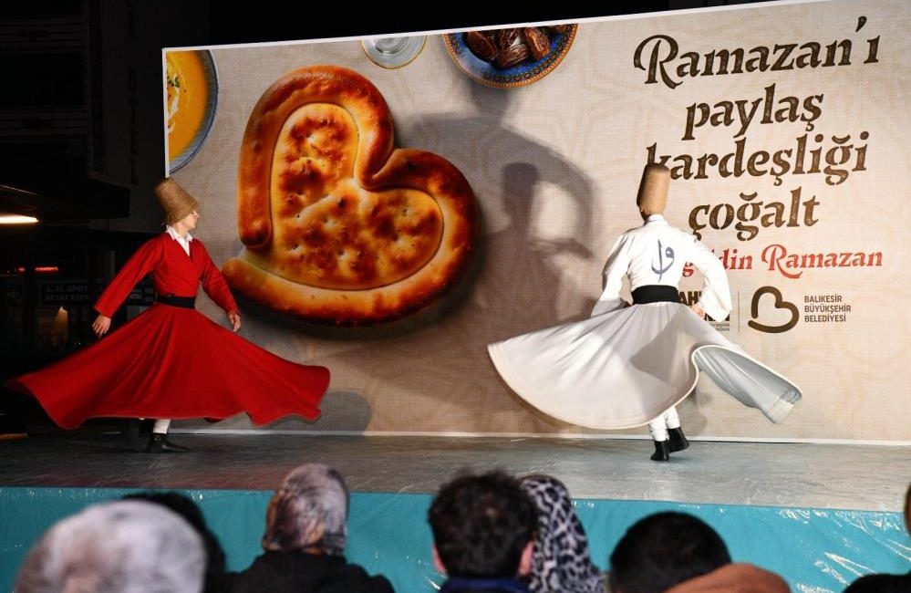 Ahmet Akın, Ramazan Geleneğini Balıkesir’de yaşatıyor Ramazan’ın ruhunu yansıtan program içerikleriyle şehrin dört bir yanından binlerce