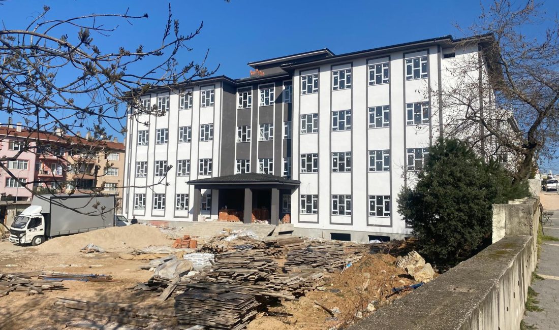 Bandırma İlçe Milli Eğitim Müdürü Mutlu Aslan, ilçede yapımı süren