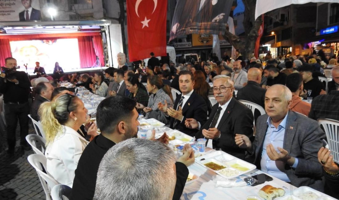 Balıkesir Büyükşehir Belediye Başkanı Ahmet Akın, iftar çadırında Bandırmalı vatandaşlarla