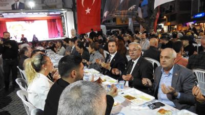 Balıkesir Büyükşehir Belediye Başkanı Ahmet Akın, iftar çadırında Bandırmalı vatandaşlarla
