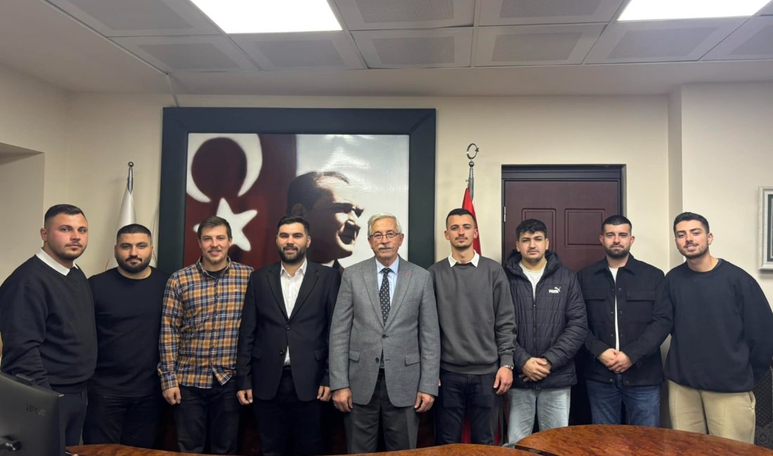 Erdek Belediye Başkanı Karışık, gençlerle buluştu Erdek Belediye Başkanı Burhan Karışık, Cumhuriyet Halk Partisi Erdek Gençlik