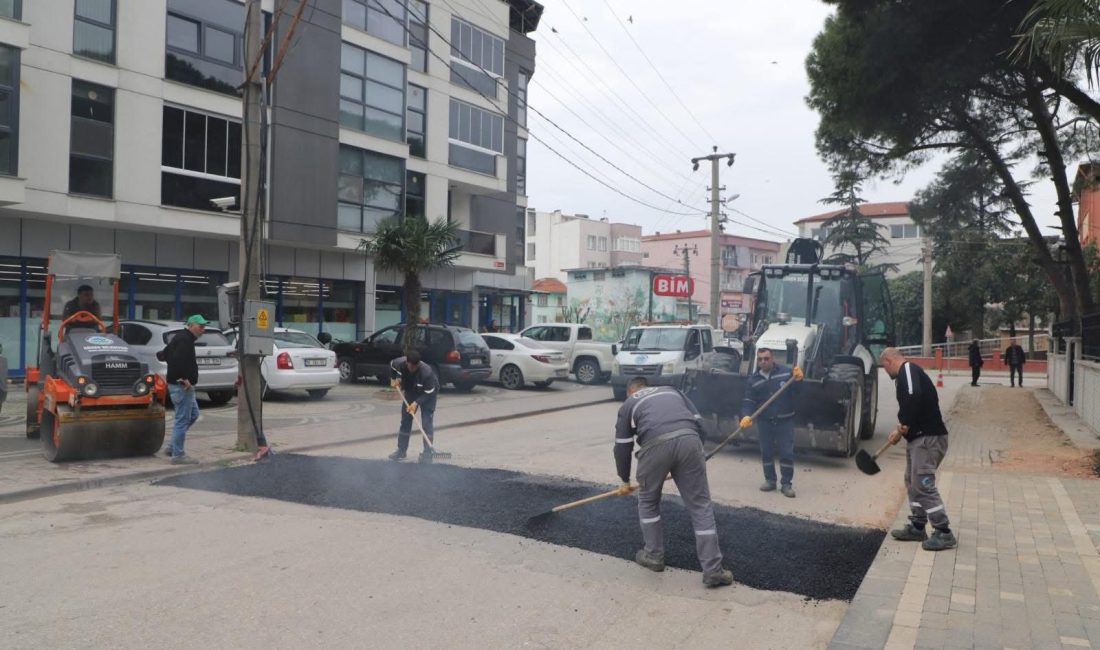 Gönen’de belediye ekipleri tarafından asfaltlama ve yol tamirat çalışmaları hız