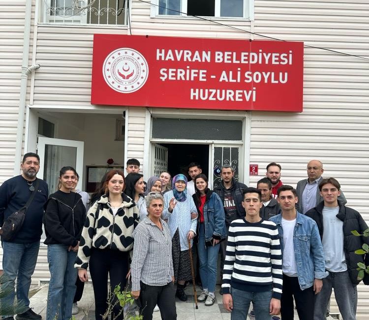 Havran Meslek Yüksekokulu öğrencileri, Havran Belediyesi Şerife-Ali Soylu Huzurevini ziyaret