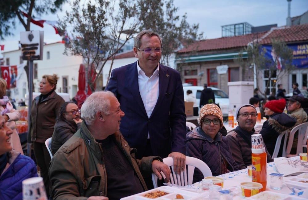 Ayvalık’ın Cunda Adası’ndaki iftara binlerce vatandaş katıldı Cunda Adası’nda; Ayvalık Belediyesi ev sahipliğinde düzenlenen iftar sofrasına, adada