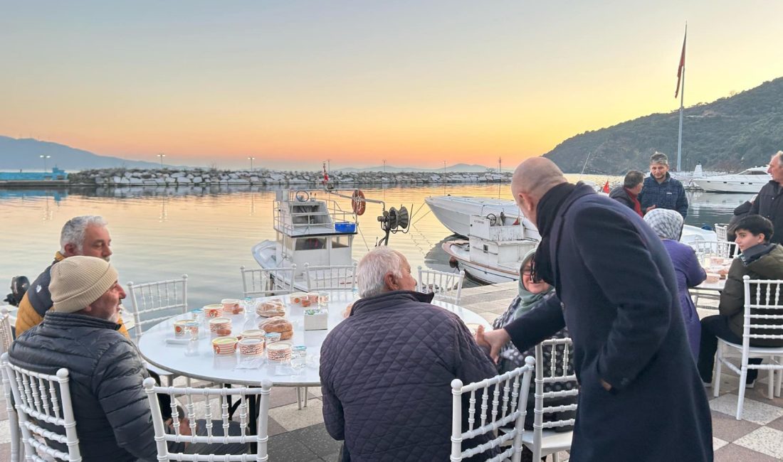 Dinçer, Asmalı Mahallesi’ndeki vatandaşlarla iftarını birlikte yaptı Marmara Adalar Belediye Başkanı Aydın Dinçer, Asmalı Mahallesinde iftar programında