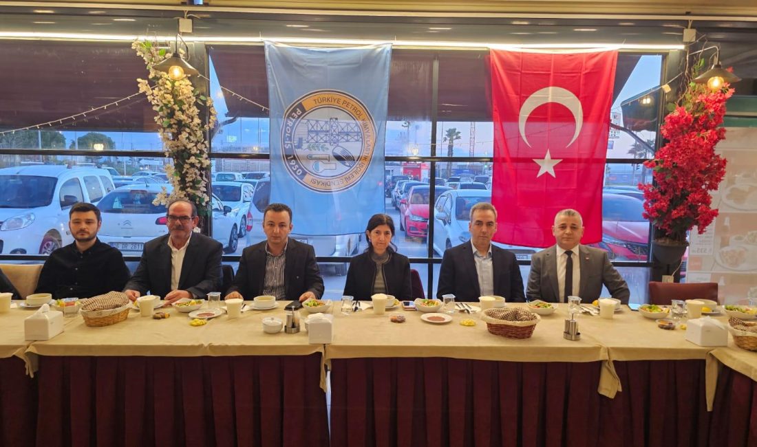 Petrol-İş Sendikası Bandırma Şubesi iftarda üyeleriyle buluştu Petrol-İş Bandırma Şubesi, her yıl düzenlenen iftar yemeğini bu yıl