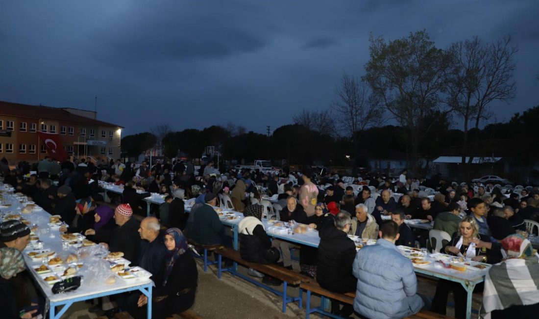 Gönen Belediye Başkanı İbrahim Palaz, farklı mahallelerde kurulan iftar sofralarında