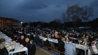 Gönen Belediye Başkanı İbrahim Palaz, farklı mahallelerde kurulan iftar sofralarında