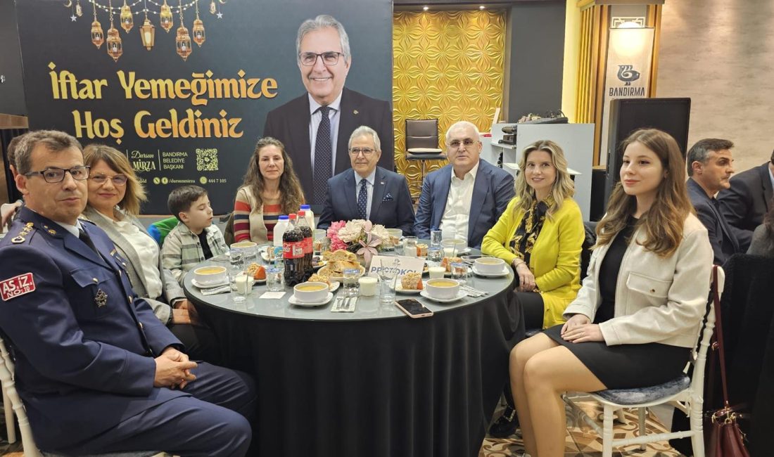 Bandırma Belediyesi, şehit ve gazi aileleriyle iftarda buluştu Bandırma Belediyesi, Kurtuluş Düğün Salonu’nda düzenlediği iftar yemeğinde, şehit ve