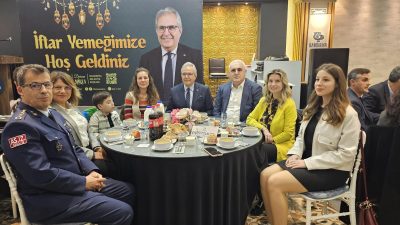 Bandırma Belediyesi, Kurtuluş Düğün Salonu’nda düzenlediği iftar yemeğinde, şehit ve