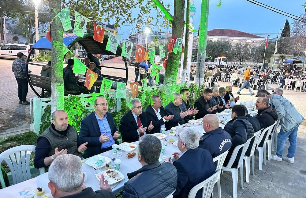 Yeşilçomlu Mahallesi, geleneksel olarak düzenlediği iftar yemeğinde mahalle sakinlerini ve