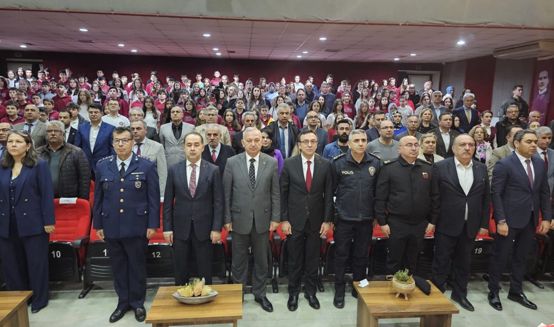 Bandırma’da İstiklal Marşı’nın kabulünün 104. yılı dolayısıyla resmi tören düzenlendi.
