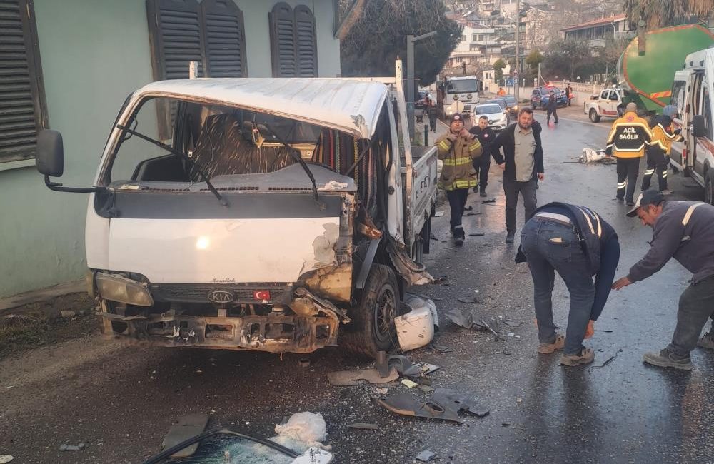 Erdek’te yem dolu kamyonla çarpışan kamyonette sıkışan sürücü, itfaiye ekipleri