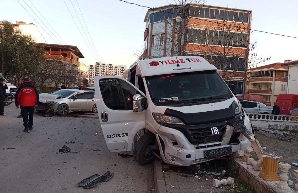 Karesi’de işçi servisi ile otomobilin çarpıştığı kazada 6 kişi yaralandı.