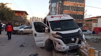 Karesi’de işçi servisi ile otomobilin çarpıştığı kazada 6 kişi yaralandı.