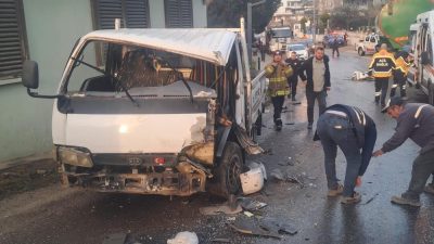 Erdek’te yem dolu kamyonla çarpışan kamyonette sıkışan sürücü, itfaiye ekipleri
