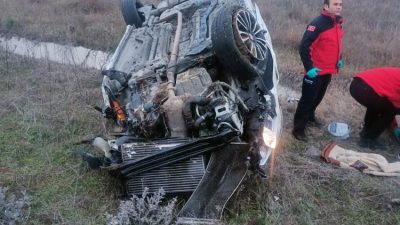  İzmir-İstanbul otoyolunda meydana gelen trafik kazasında takla atan otomobilde bulunan