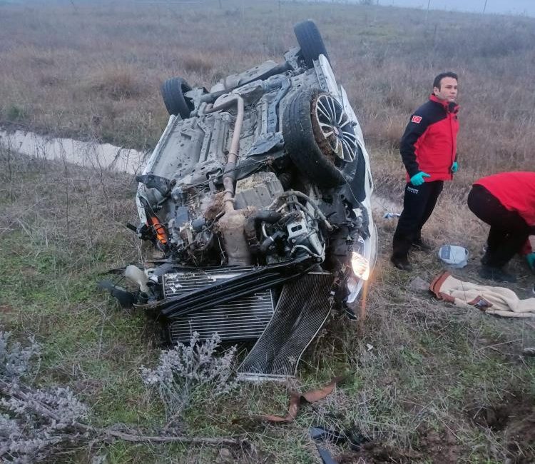 Balıkesir’de otobanda araç takla attı İzmir-İstanbul otoyolunda meydana gelen trafik kazasında takla atan otomobilde bulunan