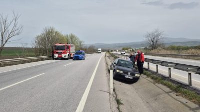 Balıkesir-Bursa Karayolu Susurluk mevkisinde sürücüsünün kontrolünden çıkan otomobil yol kenarındaki