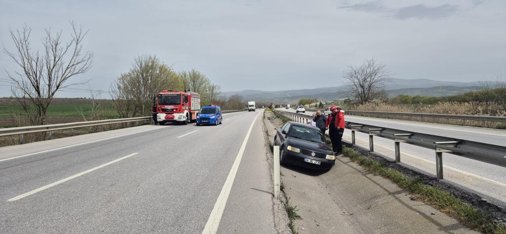 Balıkesir-Bursa Karayolu Susurluk mevkisinde sürücüsünün kontrolünden çıkan otomobil yol kenarındaki