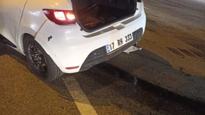 Edremit’te, kaldırıma çarparak savrulan otomobildeki 2 kişi yaralandı. Kaza anı
