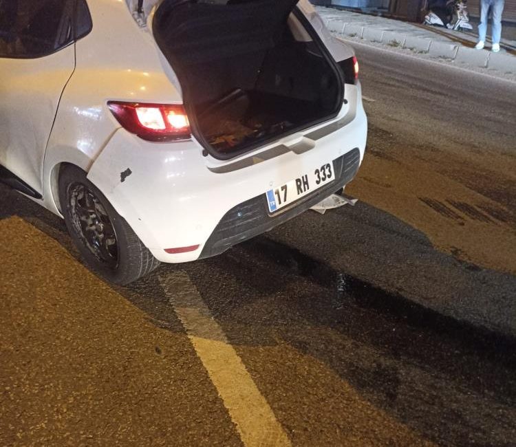 Edremit’te, kaldırıma çarparak savrulan otomobildeki 2 kişi yaralandı. Kaza anı