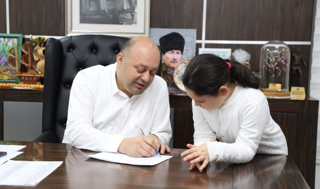 Gönen Belediye Başkanı İbrahim Palaz, 3’üncü sınıf öğrencisi Defne Aydemir’in