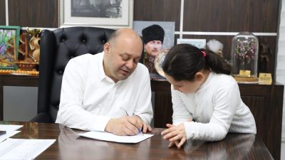 Gönen Belediye Başkanı İbrahim Palaz, 3’üncü sınıf öğrencisi Defne Aydemir’in