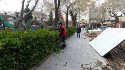 Erdek Belediyesi, ilçedeki yabani otları ortadan kaldırmak için ilaçlama çalışmalarına