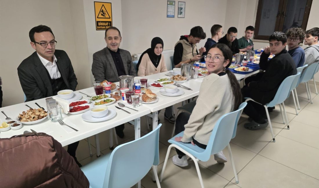 Ramazan ayı dolayısıyla öğrencililerle birlikte iftar yapan Bandırma Kaymakamı Engin