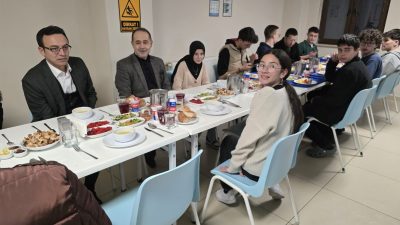 Ramazan ayı dolayısıyla öğrencililerle birlikte iftar yapan Bandırma Kaymakamı Engin