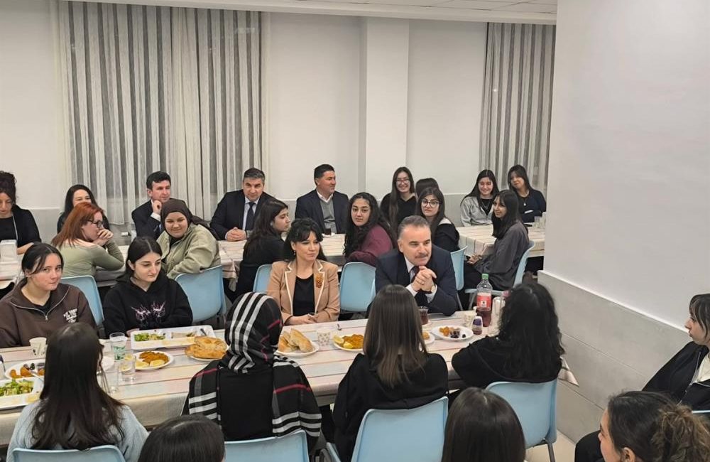Edremit’te “İftarda Konuşalım” programı düzenlendi Türkiye Yüzyılı Maarif Modeli kapsamında düzenlenen “İftarda Konuşalım” programı, Balıkesir’in
