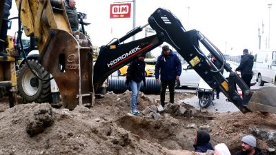 Susurluk Belediyesi, Çay Caddesi’ndeki su baskınlarını önlemek için yağmur suyu