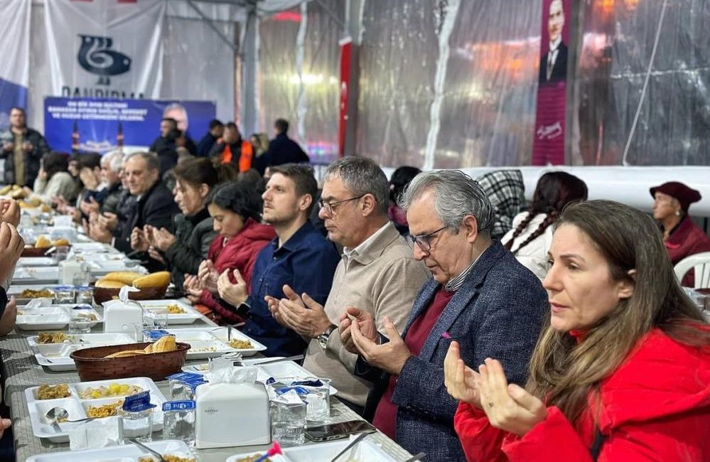 Bandırma Belediyesi tarafından kurulan iftar çadırında, Bandırma Ticaret Borsası’nın desteğiyle