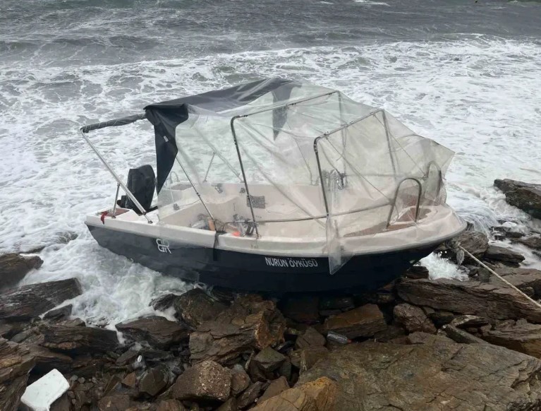 Erdek limanında halatları kopan tekne Biga’da kayılıklara vurdu Erdek Limanında bağlı olan ’Nurun Öyküsü’ isimli teknenin bir hafta