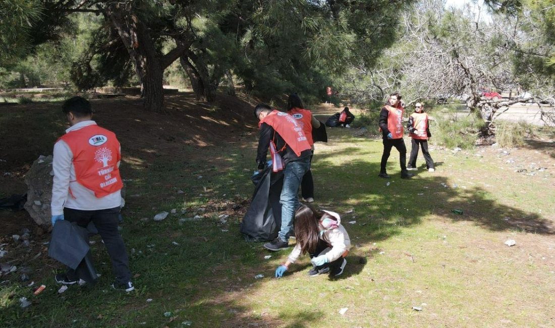 TEMA ve BANÜ işbirliğiyle örnek çevre temizliği Bandırma Onyedi Eylül Üniversitesi, Orman Haftası kapsamında General Balcı Çamlığı’nda
