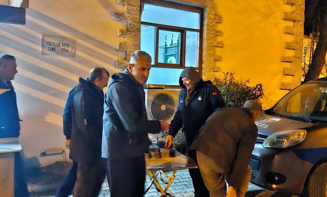 Marmara’da 18 Mart için helvalar dağıtıldı Marmara Adalar Belediyesi, 18 Mart Çanakkale Zaferi ve Şehitleri Anma