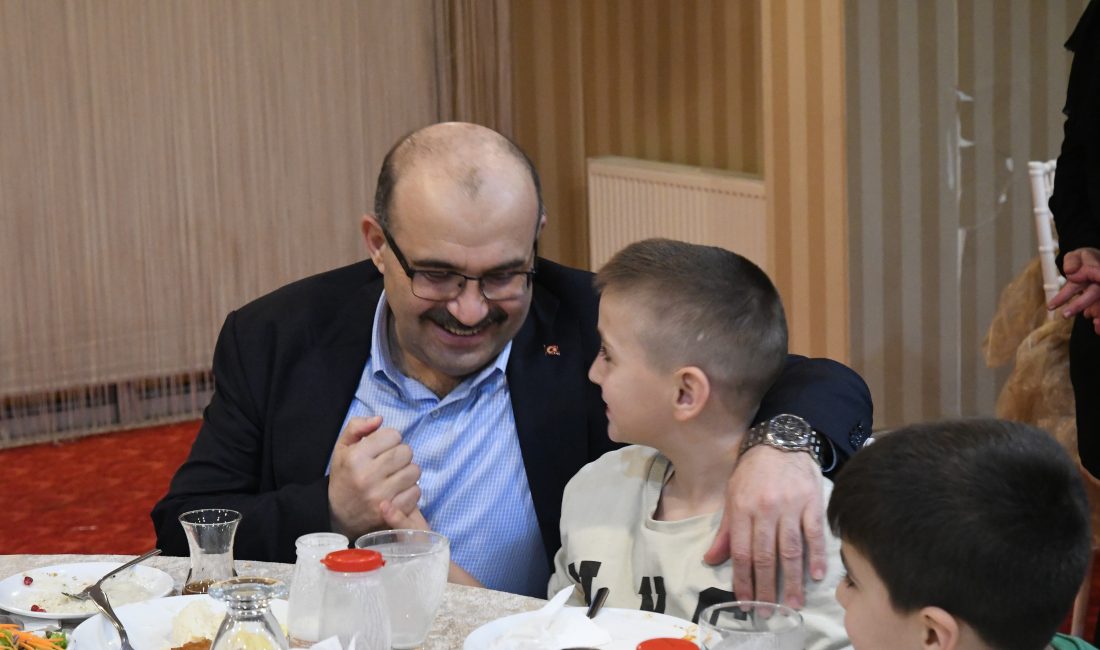 Balıkesir Öğretmenevinde düzenlenen iftarda, koruma altındaki çocuklarla bir araya gelen