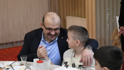 Balıkesir Öğretmenevinde düzenlenen iftarda, koruma altındaki çocuklarla bir araya gelen