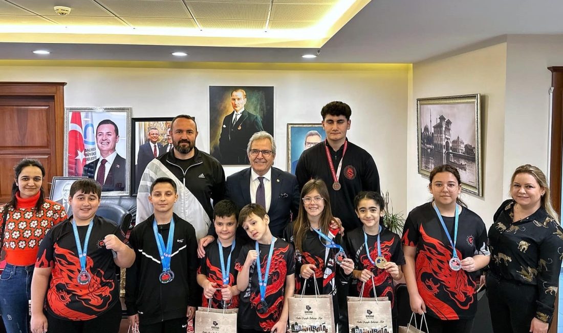 Wushu Şampiyonları’ndan Başkan Mirza’ya ziyaret Şampiyon sporcuları makamında ağırlayan Belediye Başkanı Dursun Mirza, Bandırma’nın adını