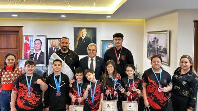 Şampiyon sporcuları makamında ağırlayan Belediye Başkanı Dursun Mirza, Bandırma’nın adını
