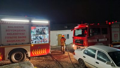 Altıeylül’de yapımı devam eden konut inşaatında çalışan işçilerin kaldığı konteynerde
