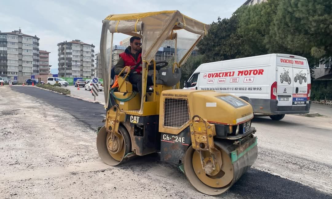 Bandırma’da yenilenen yollar, konforlu ulaşım için hizmette Bandırma Belediyesi, kent genelinde ulaşımı daha güvenli ve konforlu hale