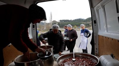 Cüneyt Kırsal Mahallesi’nde Ramazan ayında evlerde yemek pişirme geleneği yerini,
