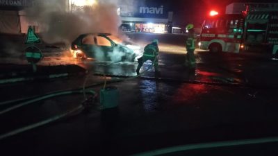 Festival Outlet Tesisleri içerisinde park halinde bulunan bir araçta yangın